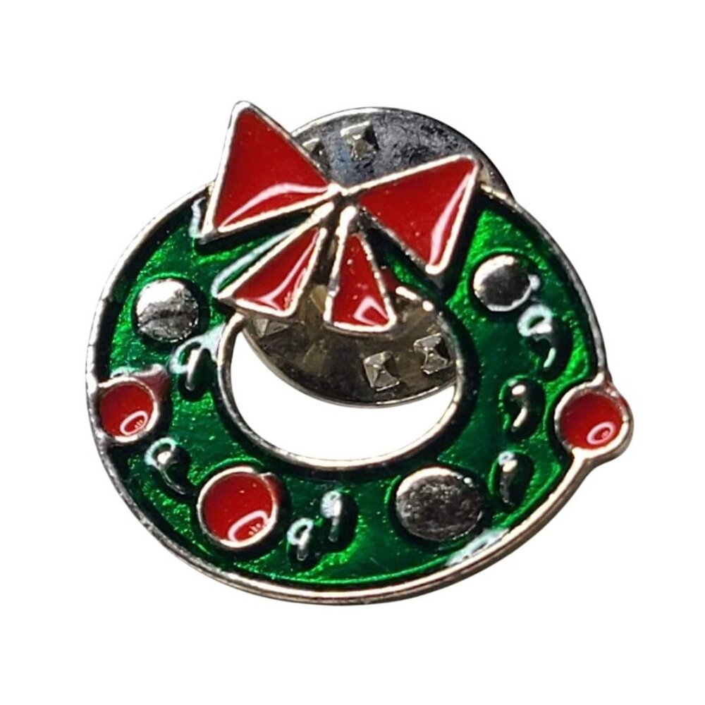 Christmas Wreath Lapel Pin With Red Bow & Enamel Details Holiday Themed Jewelry - Picture 1 of 5